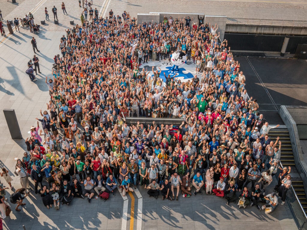Photo de groupe de la Wikimania Paris 2026, prise le dernier jour de l'événement.